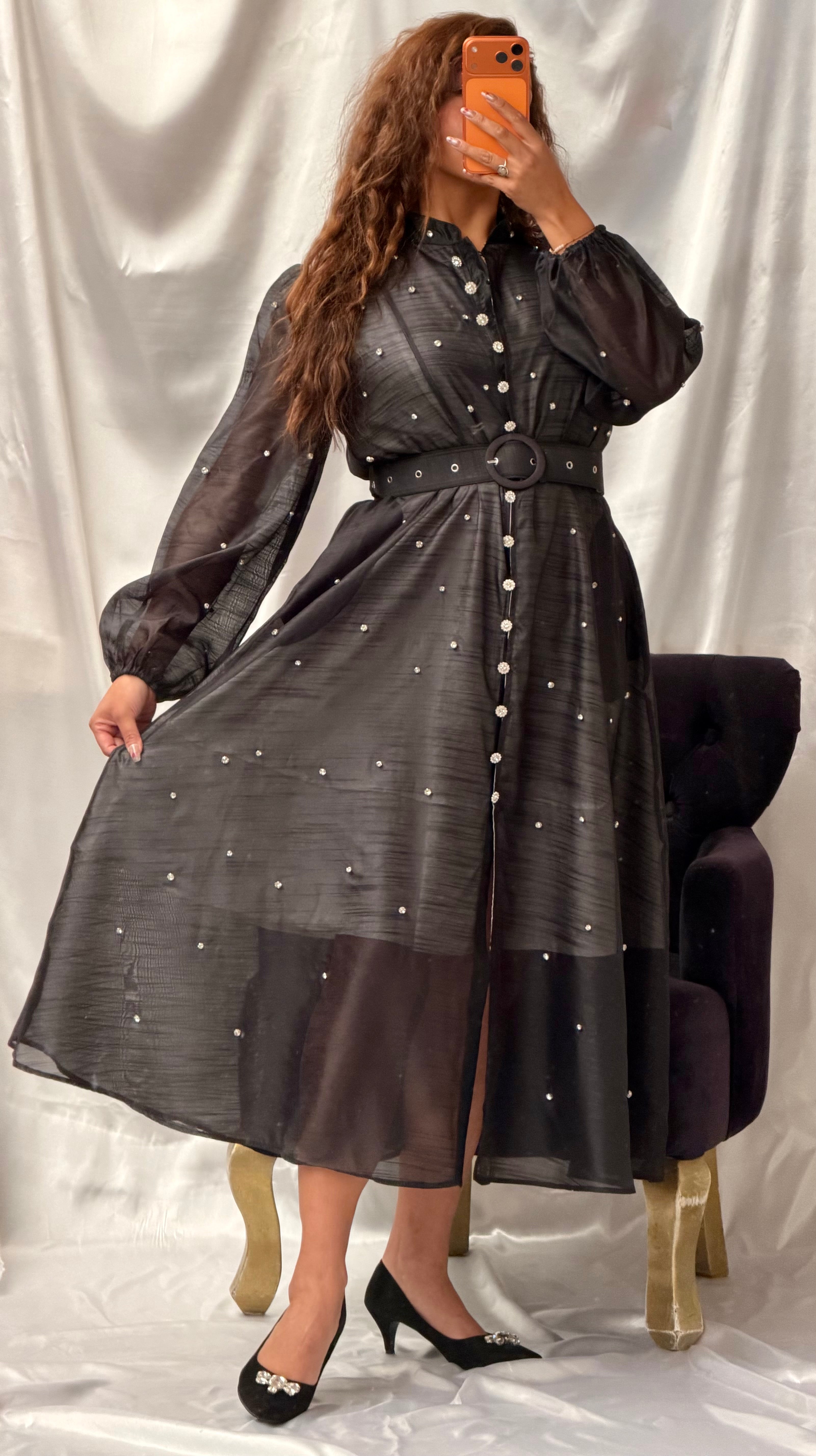 Vestido largo con pedrería al frente por completo y cinta en cintura de manga larga