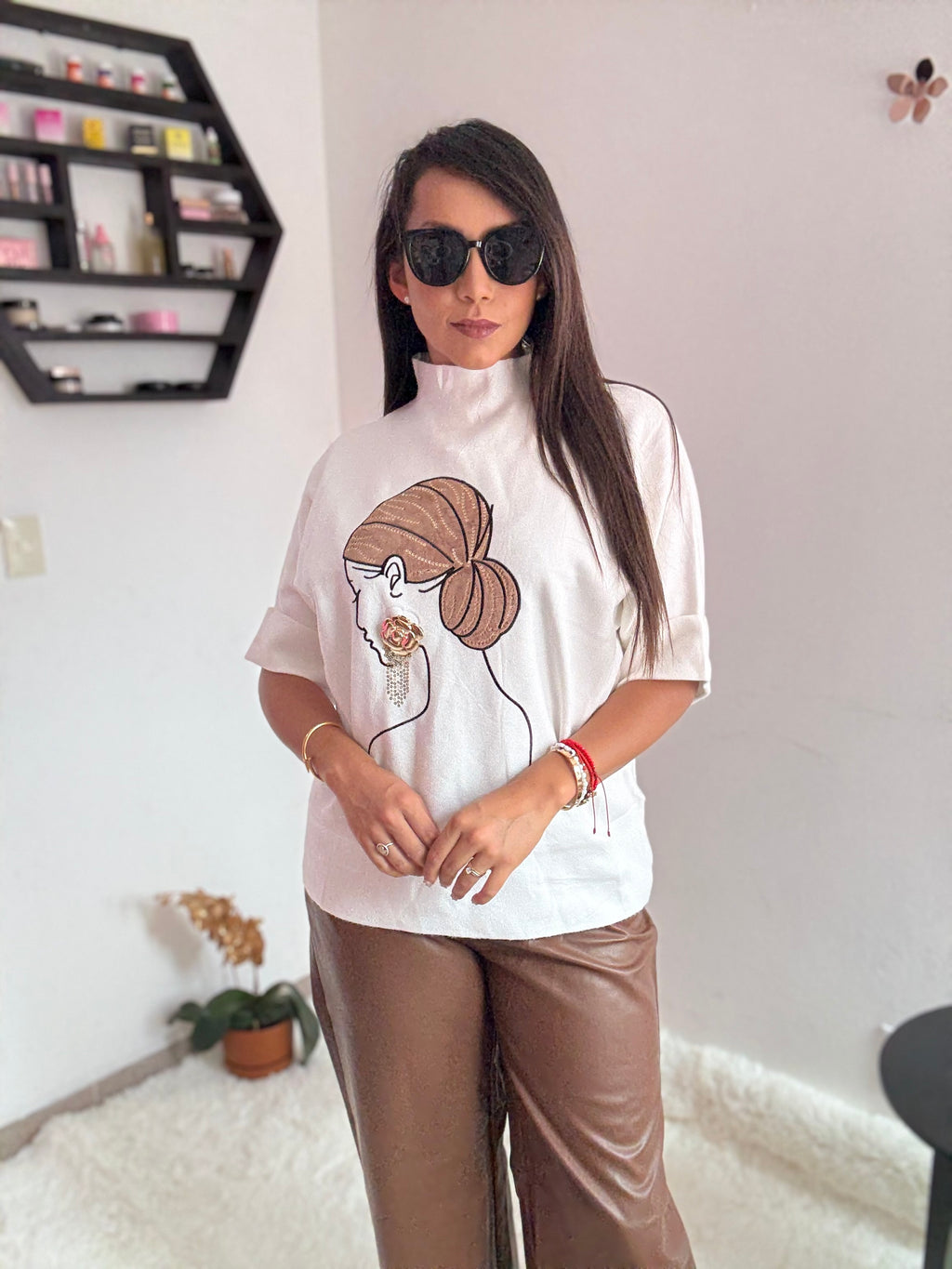 Capa suéter de caricatura dama con aretes de flor