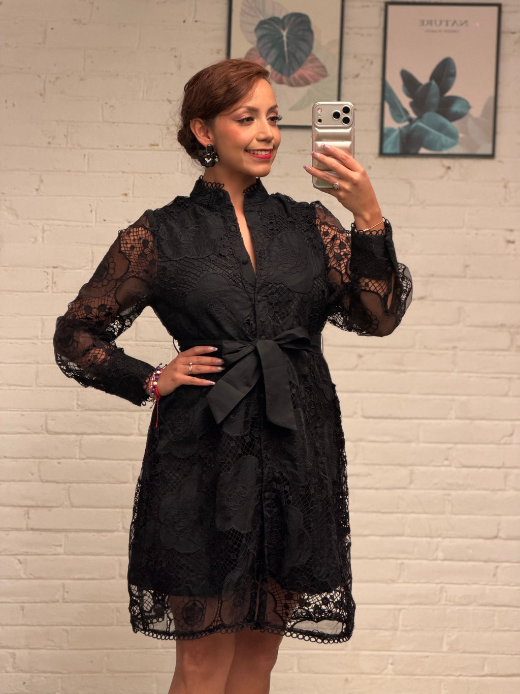 Vestido corto cubierta de encaje elegante con cinta en cintura