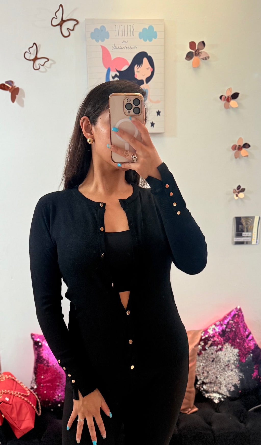 Suéter básico cuello redondo con botones dorados