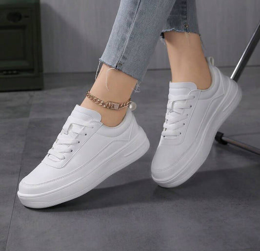 Tenis blancos suela delgada con agujetas