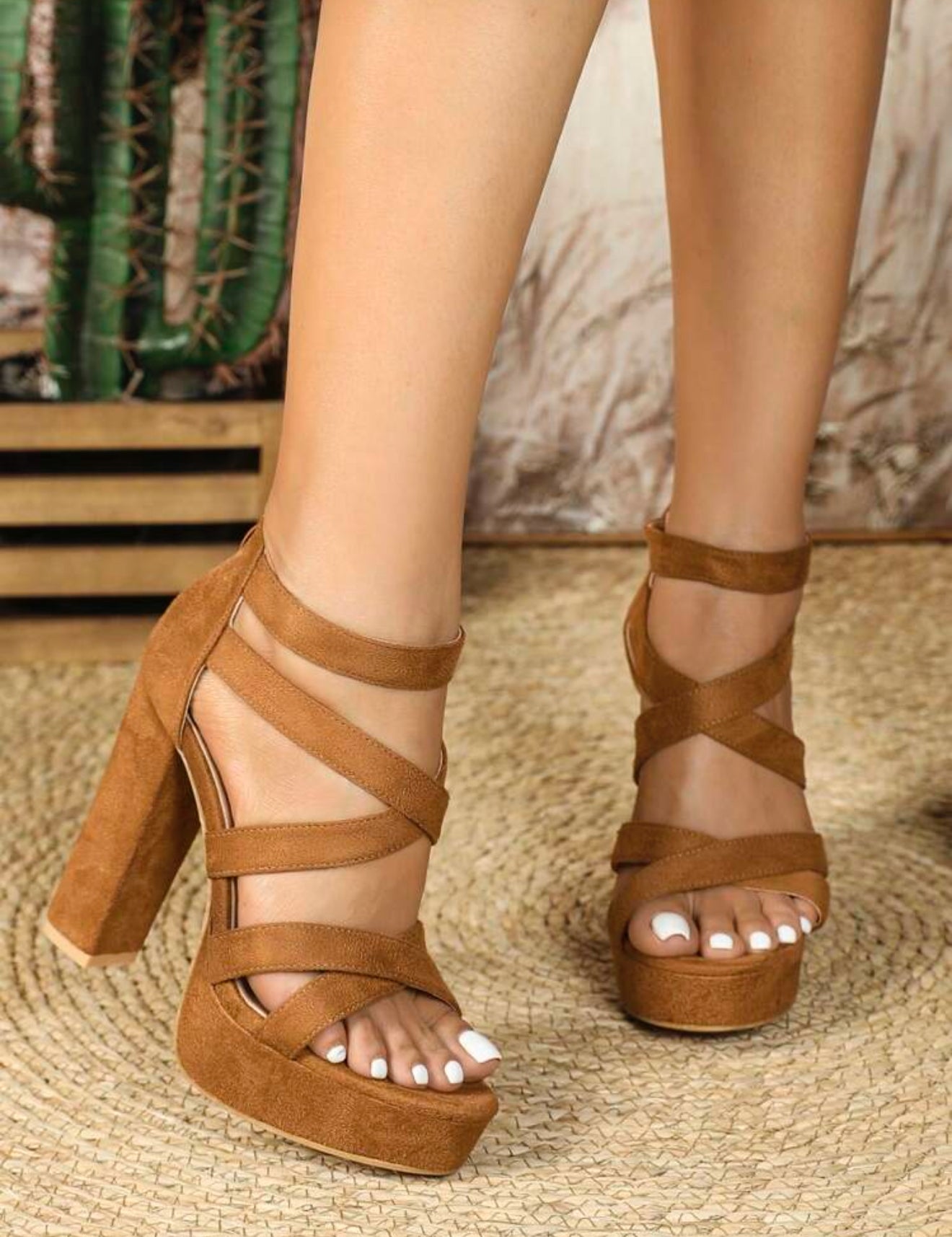 Zapatilla tipo sandalia de tacón alto con cintas al frente