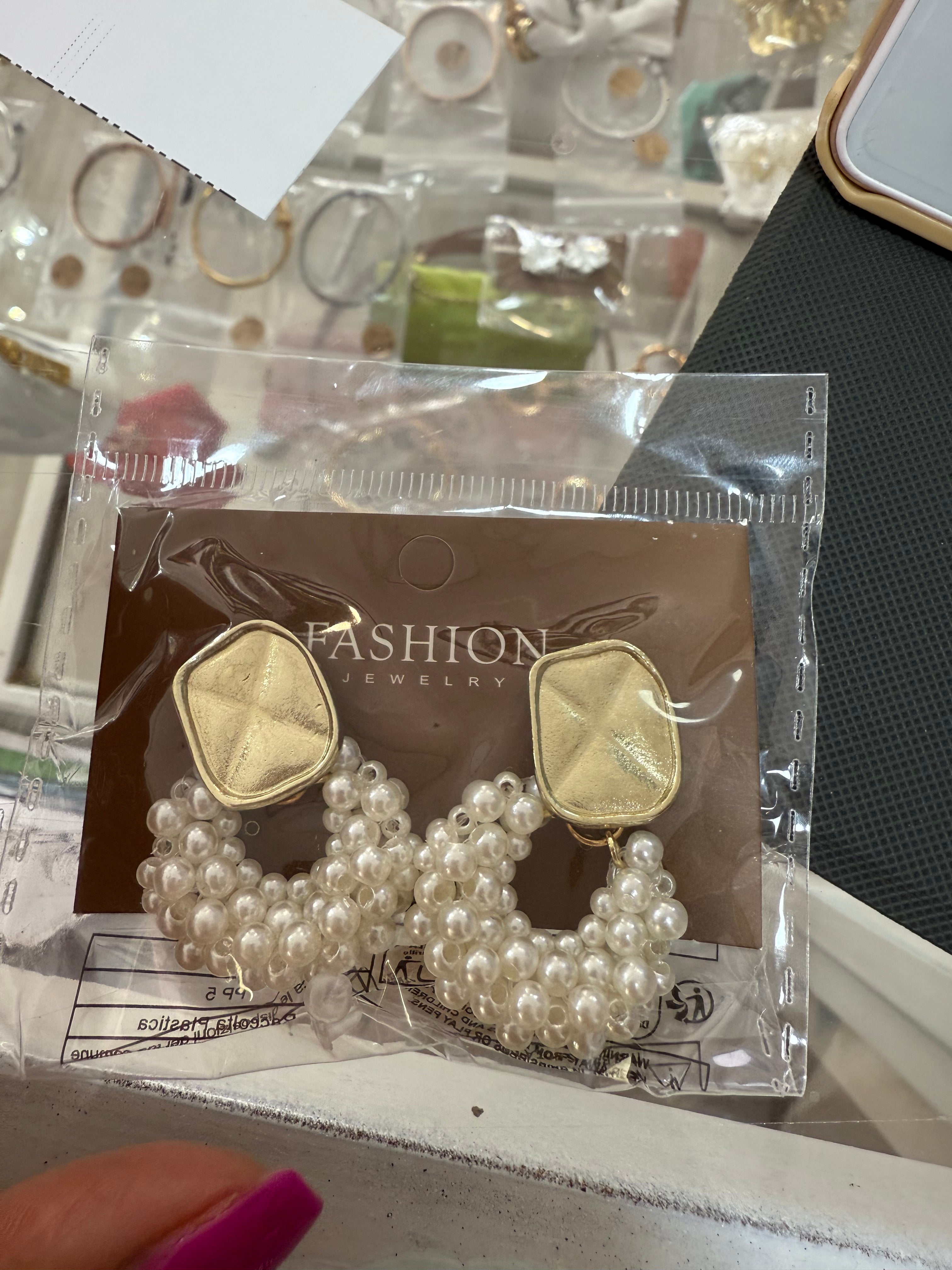 Aretes fashion dorado con aro de perlas