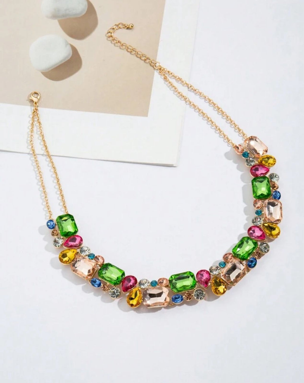 Collar de cristales coloridos