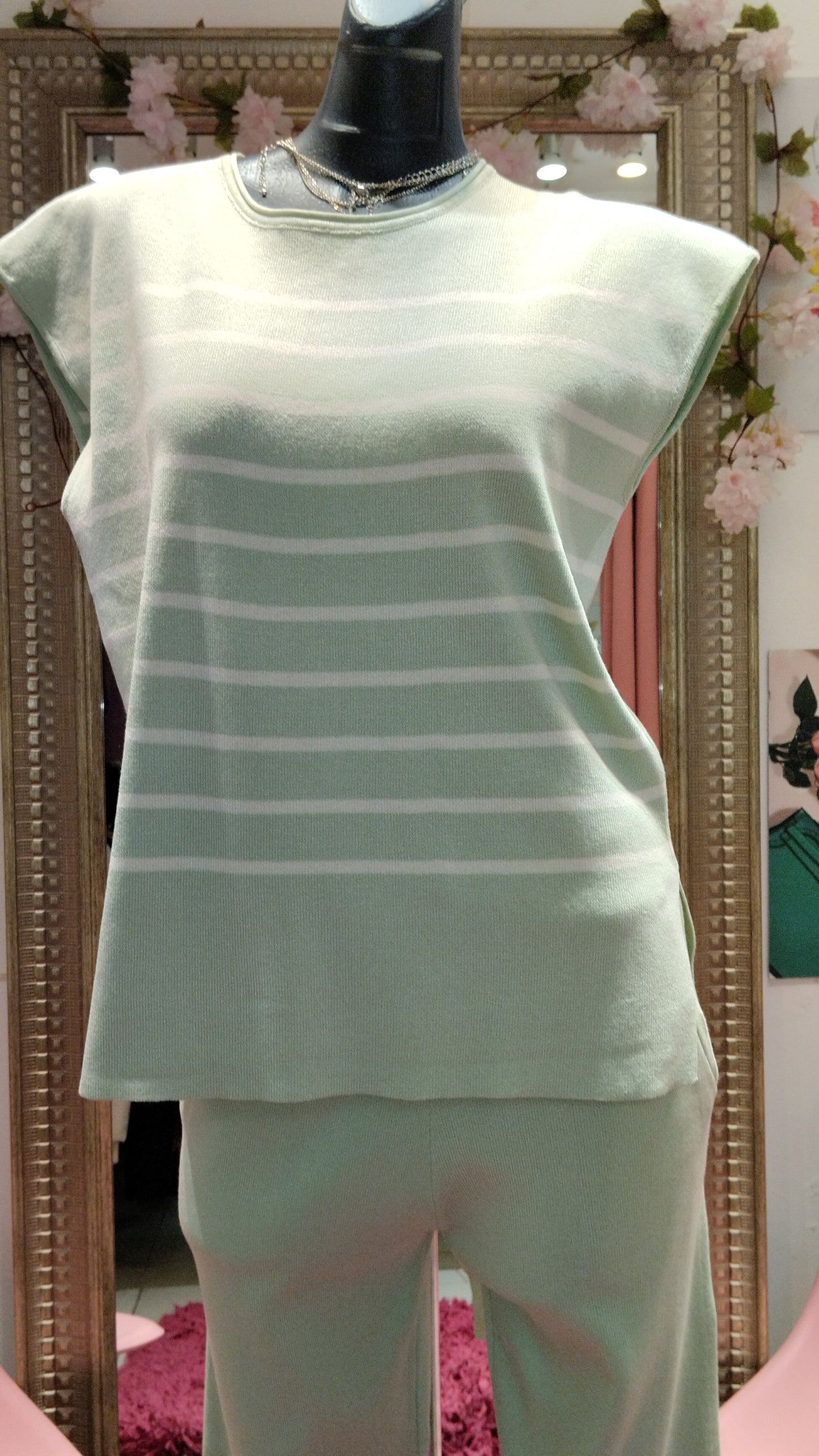 Conjunto chaleco con rayas y pantalón bolsas