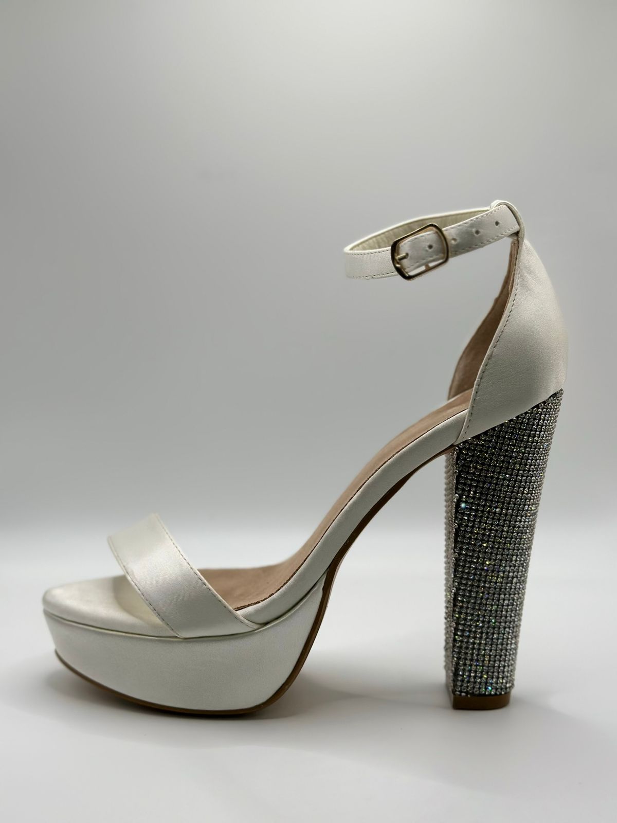 Tacones de plataforma ancha y brillosa