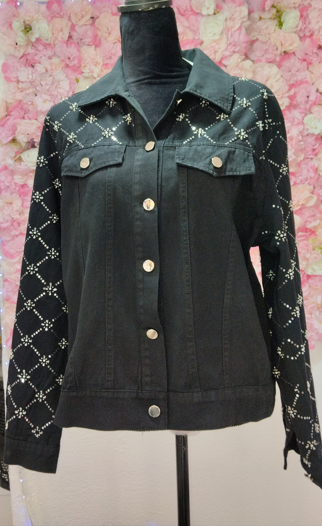 Chamarra de jeans bordada con aplicaciones