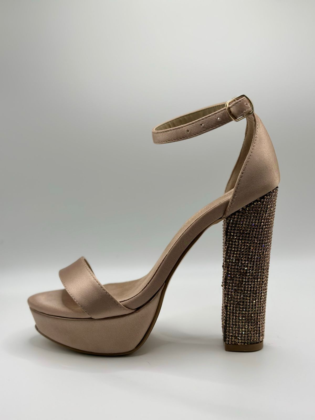 Tacones de plataforma ancha y brillosa