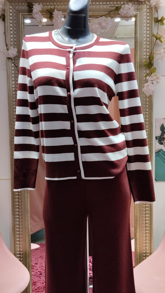 Conjunto suéter rayas y pantalón liso