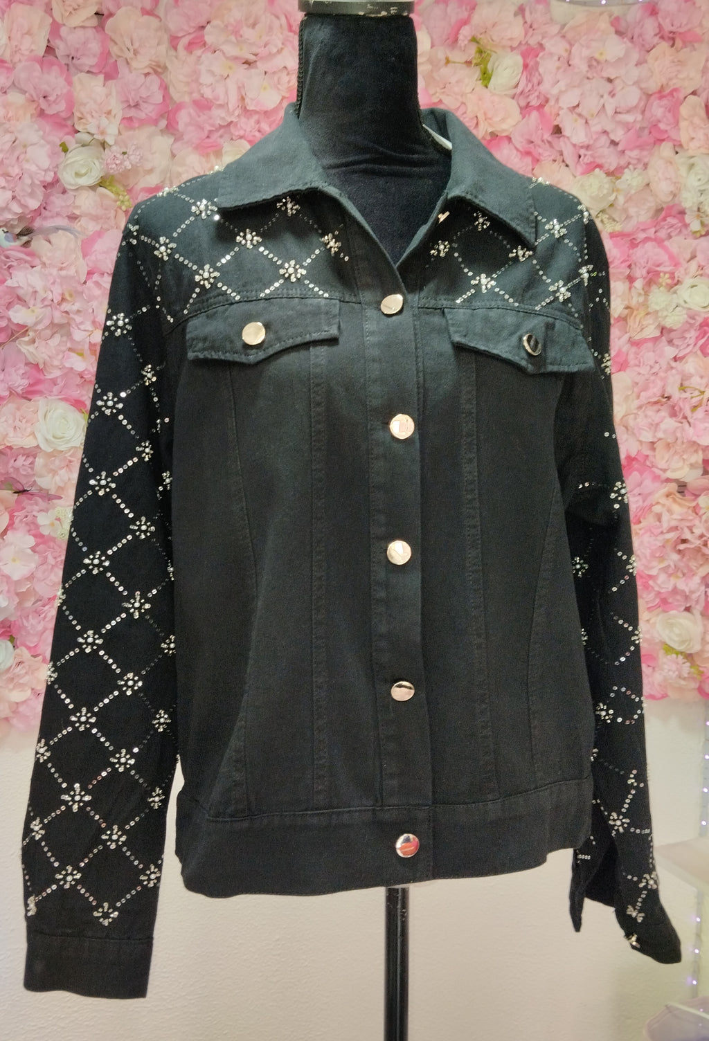 Chamarra de jeans bordada con aplicaciones