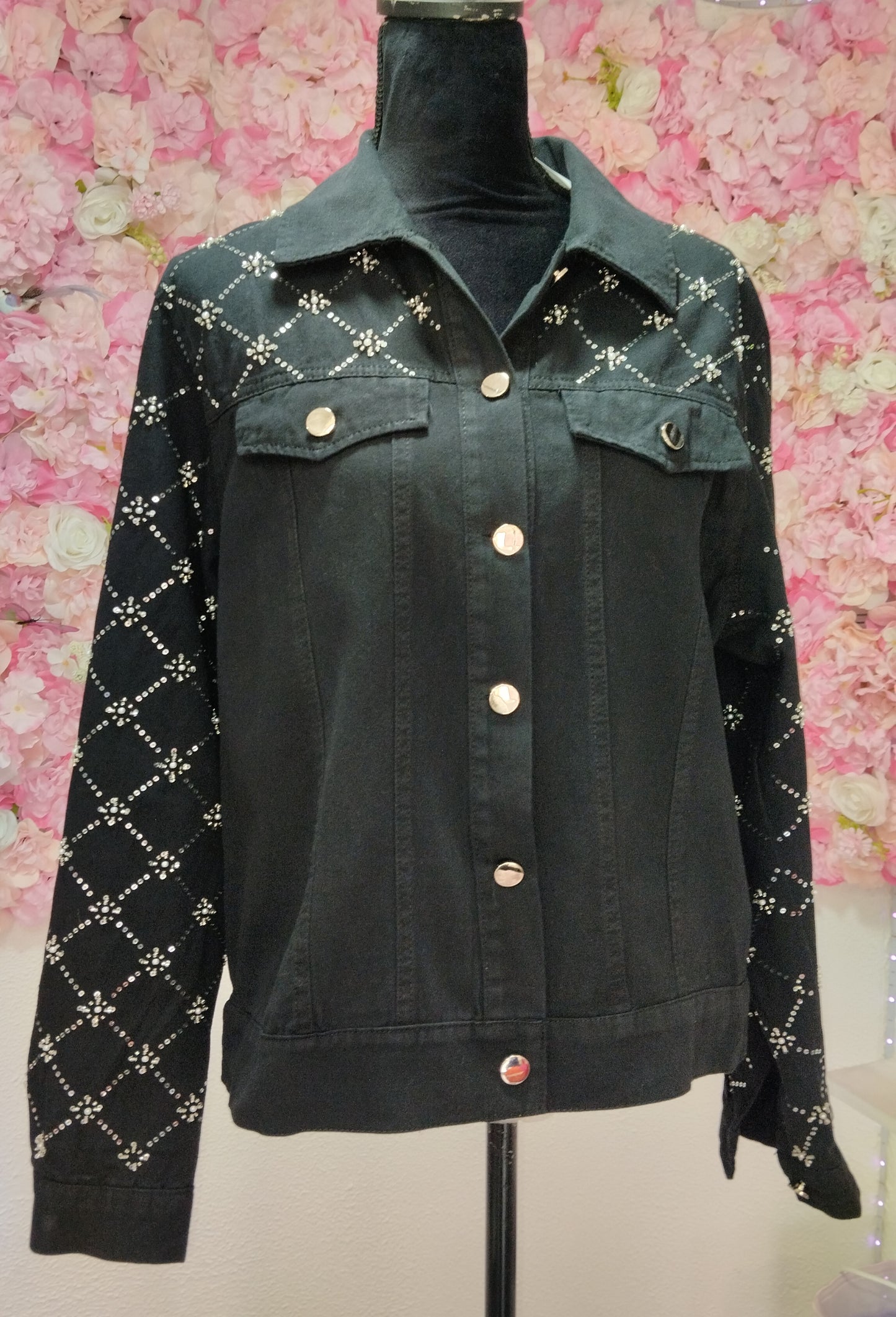 Chamarra de jeans bordada con aplicaciones