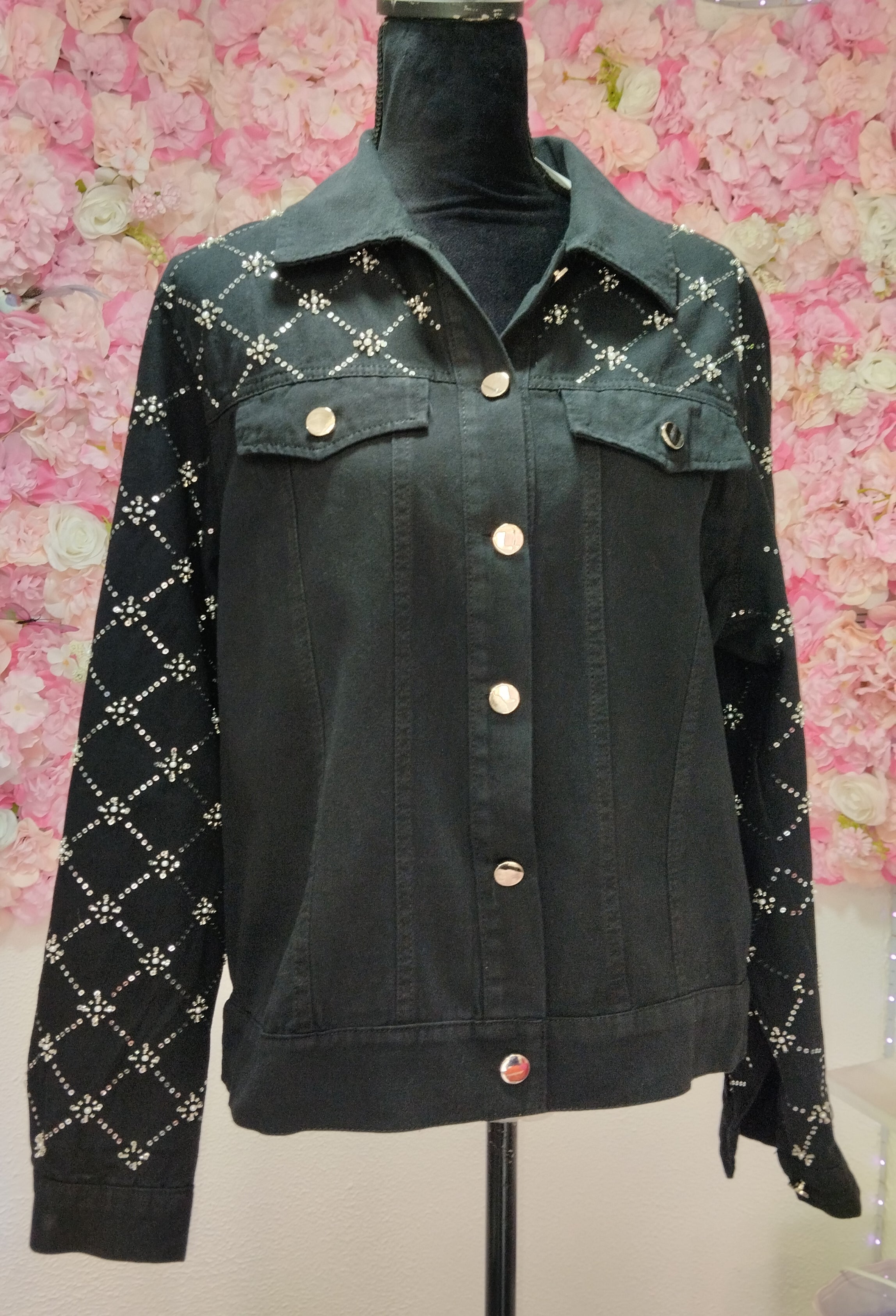 Chamarra de jeans bordada con aplicaciones