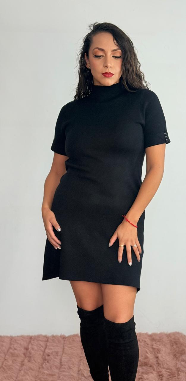 Vestido cuello alto y manga corta con botones