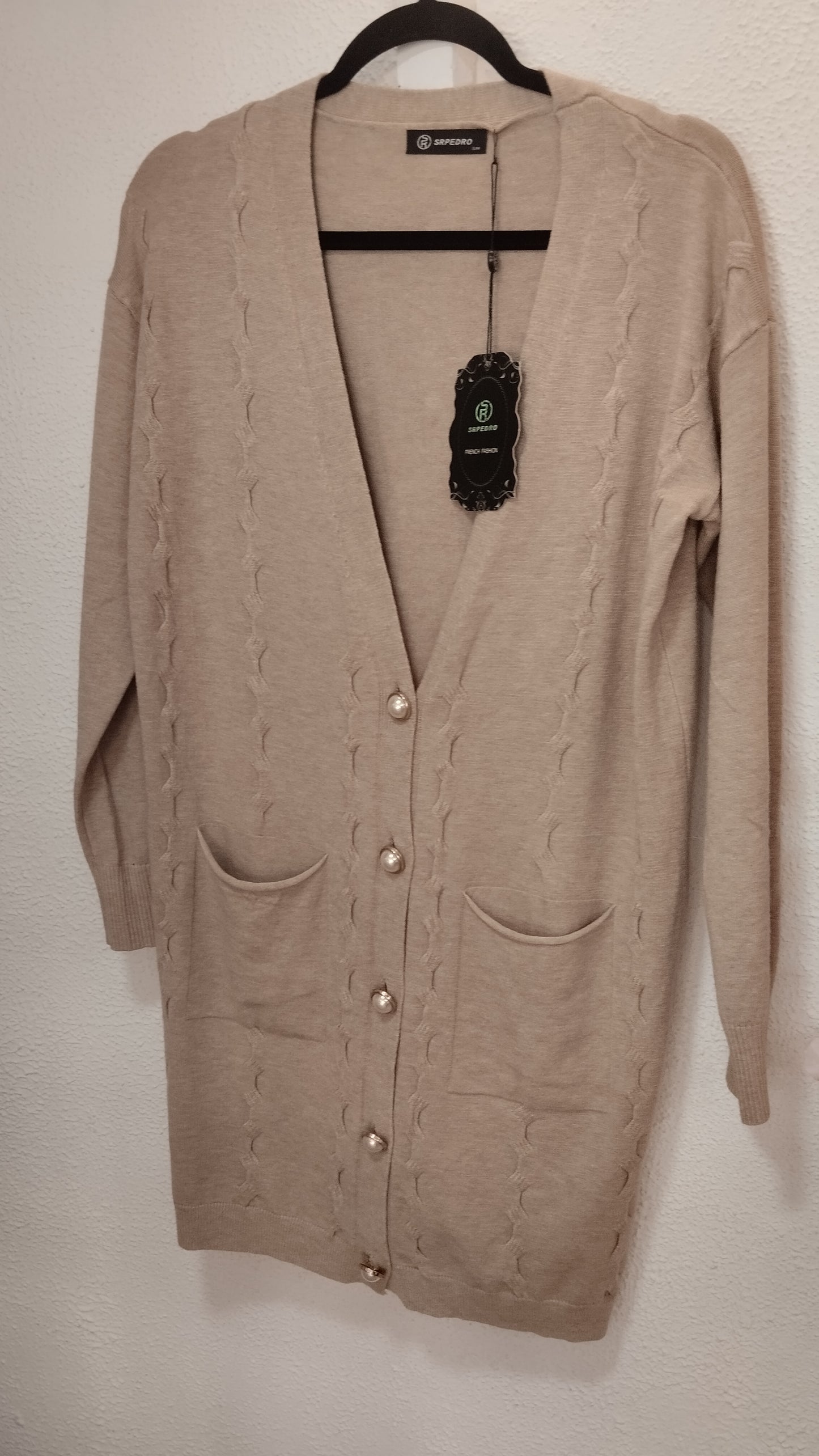 Suéter largo con botones de perlas